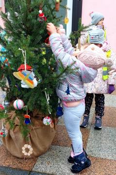Foto utrinki krašenja smrečic in prižig plamenčkov upanja na Šutni (3)